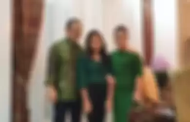 Beredar Video Mayangsari dan Bambang Trihatmodjo Lagi Asik Gendong Bayi Sambil Mainkan Pesawat-pesawatan. Adik Baru Khirani Kah?