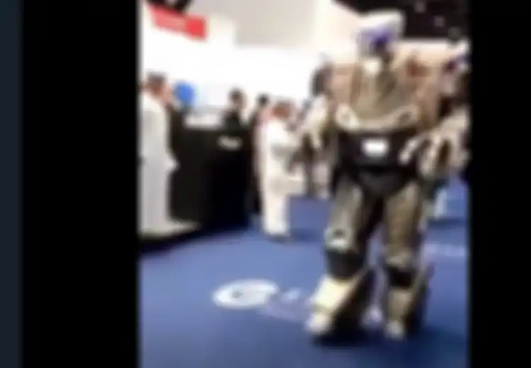 Bak Film Fiksi Ilmiah, Viral Raja Bahrain Dikawal Robot Raksasa, Bikin Semua Orang Terkejut Melihatnya, Ternyata Ini Fakta Sebenarnya