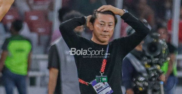 Pelatih timnas Indonesia,  Shin Tae-yong, tampak memegangi kepalanya sebagai tanda kekecewaannya saat melihat para pemainnya gagal memaksimalkan peluang dalam laga leg pertama semifinal Piala AFF 2022 di Stadion Gelora Bung Karno, Senayan, Jakarta, 6 Januari 2023.