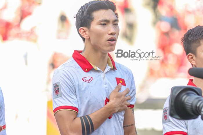 Bek sayap kiri timnas Vietnam, Doan Van Hau, sedang menyanyikan lagu kebangsaan jelang berlaga pada leg pertama semifinal Piala AFF 2022 di Stadion Gelora Bung Karno, Senayan, Jakarta, 6 Desember 2023.