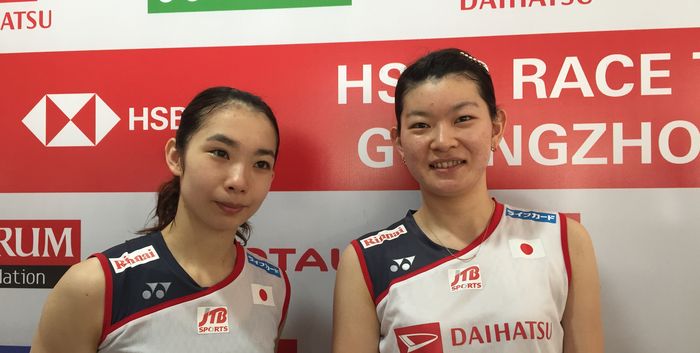 Pasangan ganda putri Jepang, Misaki Matsutomo dan Ayaka Takahashi, berpose usai bertanding pada semifinal Indonesia Masters 2019 di Istora Senayan, Jakarta, 26 Januari 2019.