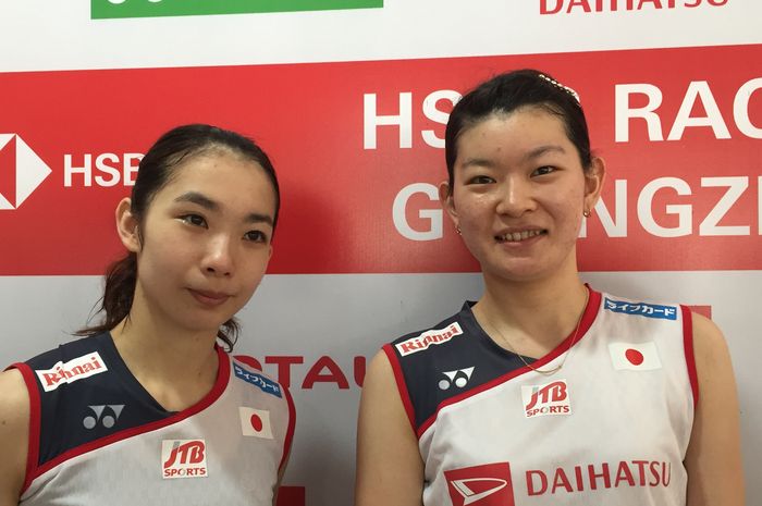 Pasangan ganda putri Jepang, Misaki Matsutomo dan Ayaka Takahashi, berpose usai bertanding pada semifinal Indonesia Masters 2019 di Istora Senayan, Jakarta, 26 Januari 2019.