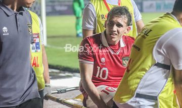 Egy Maulana Vikri saat ditandu tim medis dalam laga timnas Indonesia Vs Curacao di Stadion Pakansari, Bogor pada Selasa (27/9/2022).