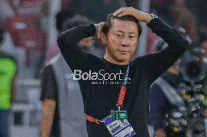 Pelatih timnas Indonesia,  Shin Tae-yong, tampak memegangi kepalanya sebagai tanda kekecewaannya saat melihat para pemainnya gagal memaksimalkan peluang dalam laga leg pertama semifinal Piala AFF 2022 di Stadion Gelora Bung Karno, Senayan, Jakarta, 6 Januari 2023.