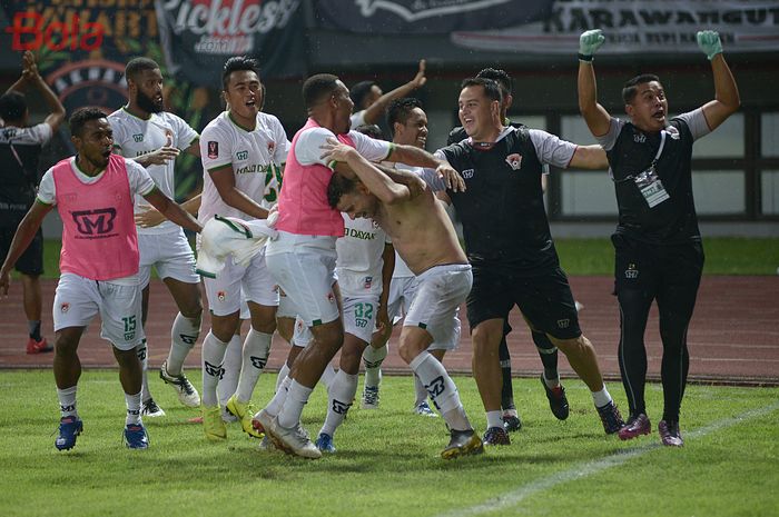 Pemain Kalteng Putra merayakan kemenangan melawan Persija dalam laga 8 besar Piala Presiden 2019 di Stadion Patriot, Bekasi, Jawa Barat (28/3/2019) Kalteng Putra menang dengan skor 4-5 melalui adu pinalti. Feri Setiawan/Super Ball 