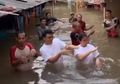 Respon Lucu Pak RT Kepada Tya Ariestya yang Unggah Kunjungannya ke Lokasi Banjir, Sampai Nyebur di Air Sepinggang