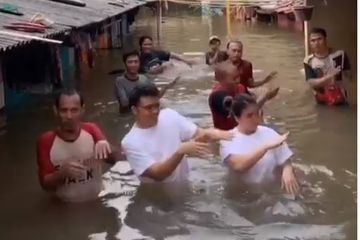 Tya Ariestya saat nyemplung di lokasi banjir di Jakarta.