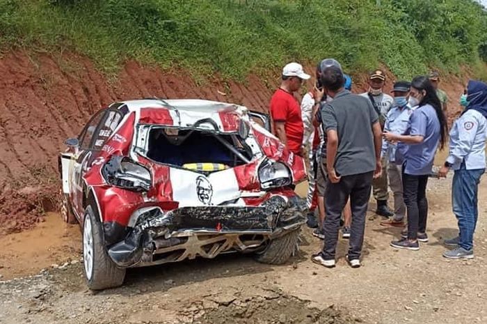 Mobil Citroen C3 R5 yang dikemudikan Sean Gelael dan Bambang Soesatyo sebagai navigator mengalami kecelakaan pada Kejurnas Sprint Rally di Meikarta, Jawa Barat, Sabtu (27/11/2021).