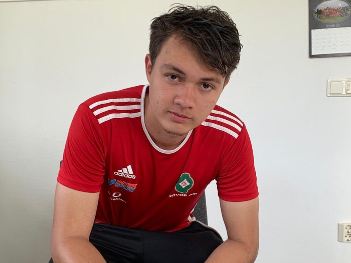 Pemain Indonesia, Paul Aro saat dirinya menandatangani kontrak bersama klub asal Swedia, Skovde AIK.