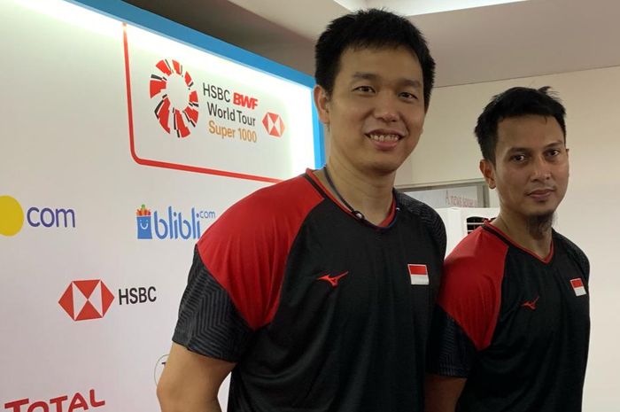 Pasangan ganda putra Indonesia, Hendra Setiawan dan Mohammad Ahsan, seusai semifinal Indonesia Open 2019 di Istora Senayan, Jakarta, Sabtu (20/7/2019).