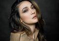 Wajah Tertutup Masker Saat Jadi Model Cover Majalah Ternama, Luna Maya Banjir Pujian Netizen!