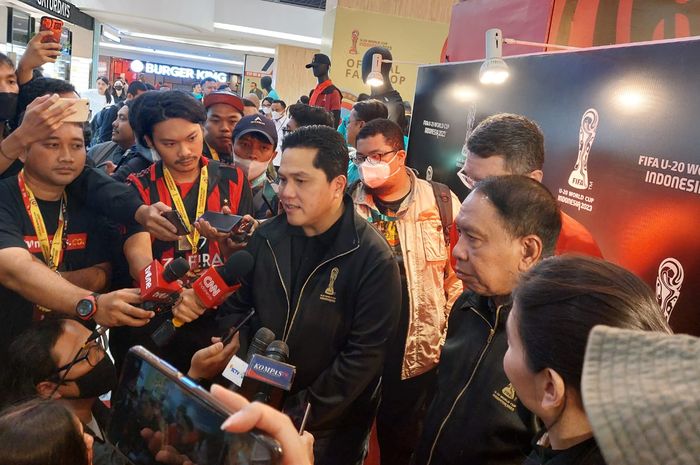 Ketua Umum PSSI, Erick Thohir dan Menteri Pemuda dan Olahraga (Menpora), Zainudin Amali saat menemui awak media seusai peluncuran Merchandise Piala Dunia U-20 2023, di FX Senayan, Jakarta, Rabu (8/3/2023).