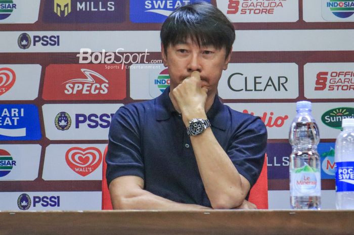 Pelatih timnas U-20 Indonesia, Shin Tae-yong, sedang menghadiri sesi jumpa pers setelah laga turnamen Mini Internasional di Stadion Gelora Bung Karno, Senayan, Jakarta, Jumat (17/2/2023).