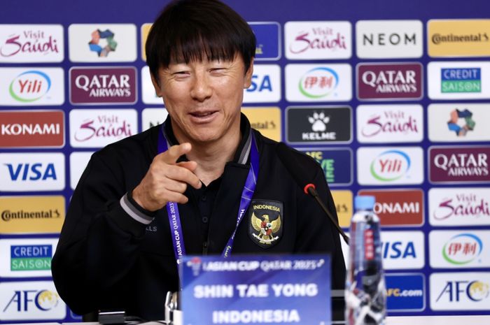 Pelatih timnas Indonesia Shin Tae-yong saat memberi keterangan kepada media di Piala Asia 2023.
