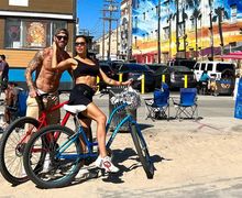 Bak Penduduk Lokal, Begini Suasana Sergio Ramos & Istri Saat Wisata ke Los Angeles