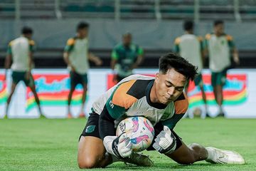Aksi Ernando Ari Sutaryadi jelang laga Persebaya Surabaya Vs PSM Makassar di Liga 1 2024/2025.