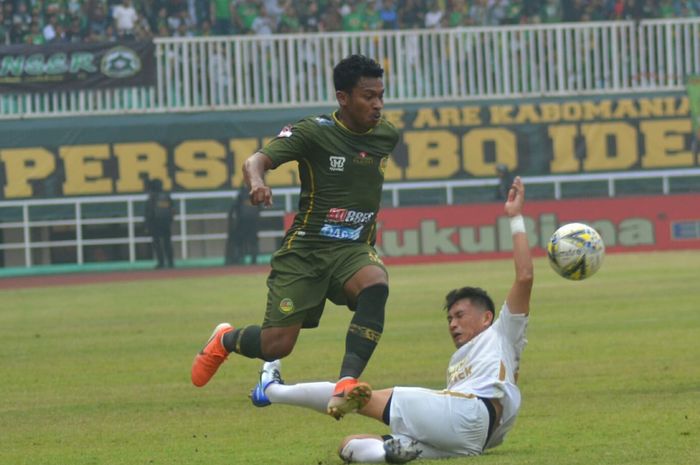 Aksi mantan pemain Tira Persikabo, Rifad Marasabessy pada laga kontra PSS Sleman di Stadion Pakansari, Kabupetan Bogor, Senin (19/8/2019).