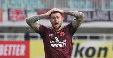 Ekspresi bek PSM Makassar, Aaron Evans saat timnya jumpa Kaya FC pada ajang Piala AFC 2019 di Stadion Pakansari, Kabupaten Bogor, Selasa (2/4/2019).