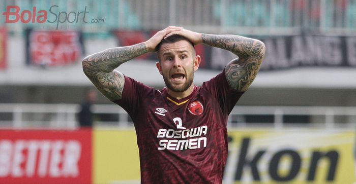 Ekspresi bek PSM Makassar, Aaron Evans saat timnya jumpa Kaya FC pada ajang Piala AFC 2019 di Stadion Pakansari, Kabupaten Bogor, Selasa (2/4/2019).