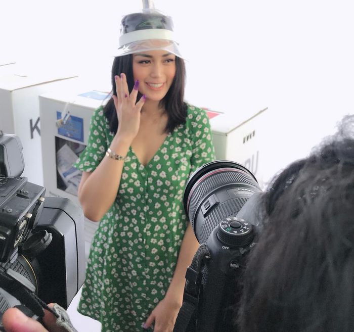 Penampilan cantik Jessica Iskandar pakai topi transparan saat nyoblos di TPS Pemilu 2019