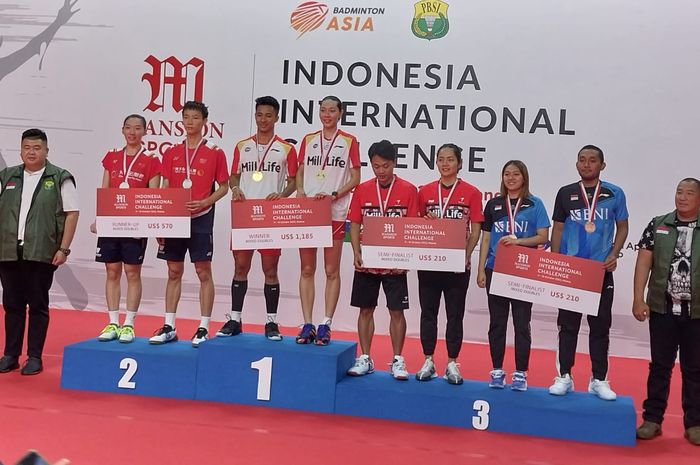 Pasangan ganda campuran Indonesia, Dejan Ferdinansyah/Gloria Emanuelle Widjaja  pada sesi penyerahan medali emas di turnamen Mansion Sports Malang Indonesia International Challenge 2022, Minggu (16/10/2022)