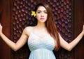 Janda Seksi Angel Karamoy Tiduran Bak Mermaid di Samping Kolam Renang Pakai Dress Tali Tipis, Intip Tampilannya!