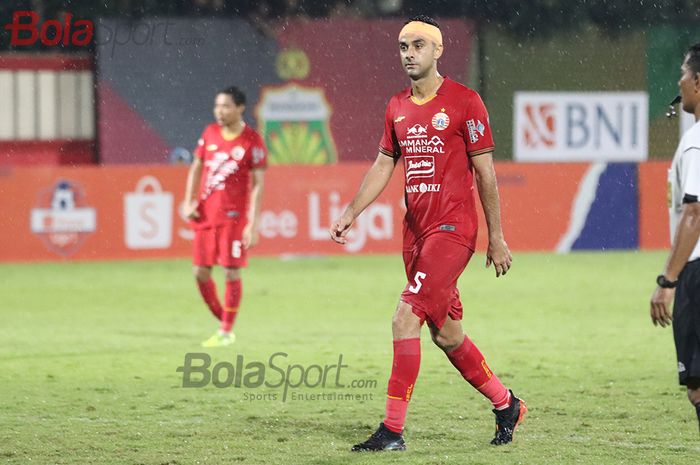 Bek Persija Jakarta, Otavio Dutra, mendapatkan balutan dikepalanya, ketika laga Bhayangkara FC malawan Persija Jakarta di Stadion PTIK, Melawai, Jakarta Selatan (14/3/2020)