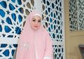 Terlihat Kembali Berhijab, Celine Evangelista Buat Cut Meyriska Sampai Menangis