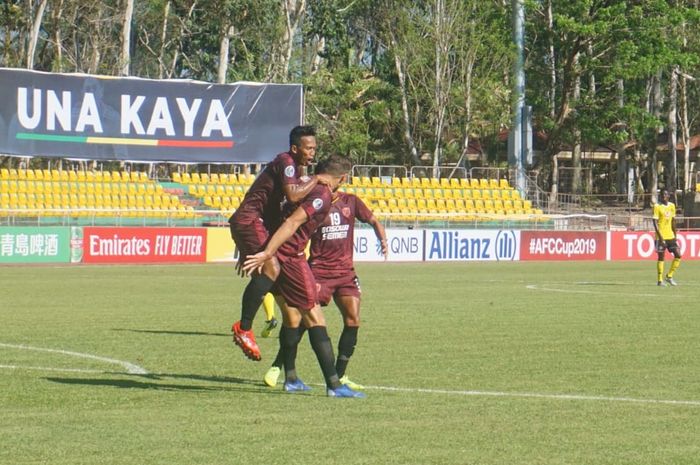 M Rahmat merayakan gol yang dicetak Eero Markkanen ke gawang tuan rumah Kaya FC, di Stadion Panaad, Bacolod, Filipina, Rabu (17/4/2019).