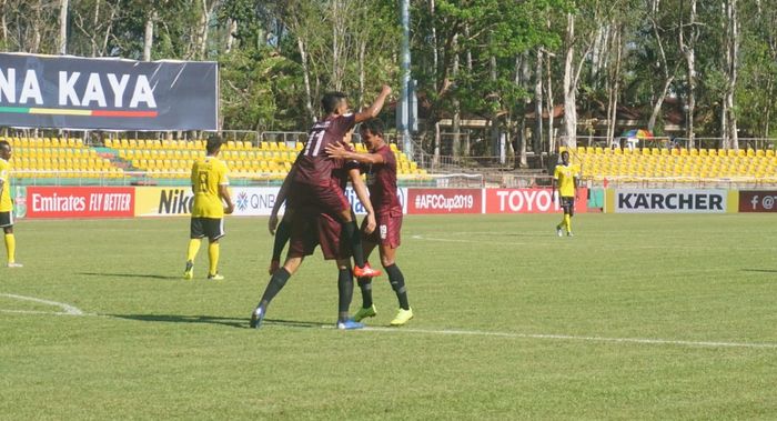 Pemain PSM Makassar merayakan gol yang dicetak Eero Markkanen ke gawang tuan rumah Kaya FC, di Stadion Panaad, 