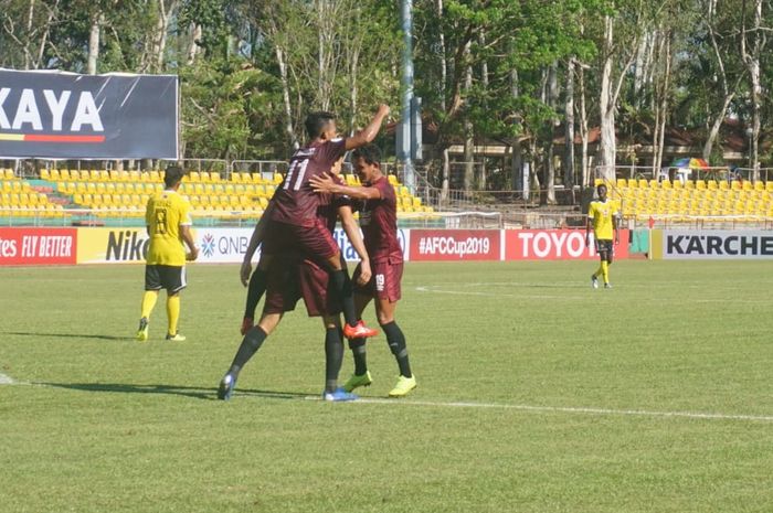 Pemain PSM Makassar merayakan gol yang dicetak Eero Markkanen ke gawang tuan rumah Kaya FC, di Stadion Panaad, 