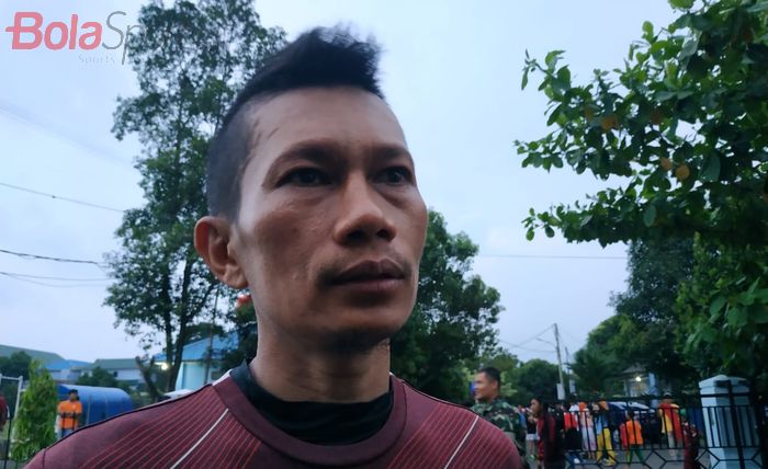 Bek sayap Persija Jakarta, Ismed Sofyan, menjawab pertanyaan wartawan di Mes pemain Persija, Halim Perdanakusuma, Jakarta Timur, Kamis (18/4/2019).