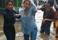 Lucunya Nyai, Kunjungi Lokasi Banjir Di Tangerang Banten yang Disenggol Nikita Mirzani Anies Baswedan, Outfitnya Justru Bahayakan Dirinya Sendiri