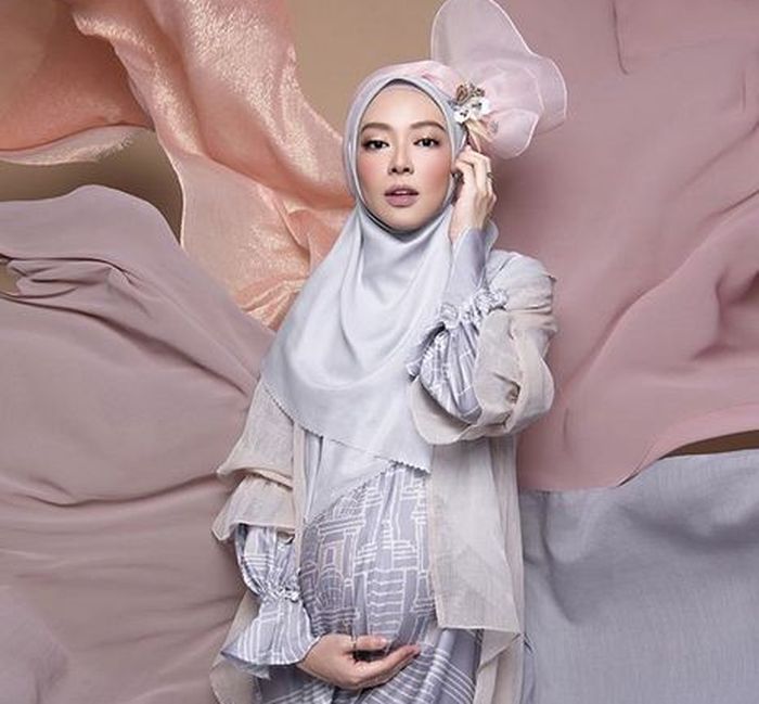 Lindswell Kwok makin cantik kini tengah mengandung anak pertamanya.