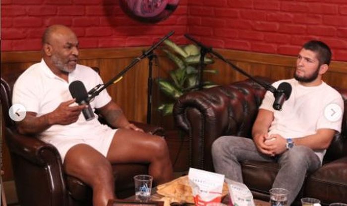 Mike Tyson (kiri) dan Khabib Nurmagomedov (kanan) ketika kedua bertemu untuk ngobrol seputar kehidupan di podcast Hotboxin' With Mike Tyson yang ditayangkan melalui Youtube.