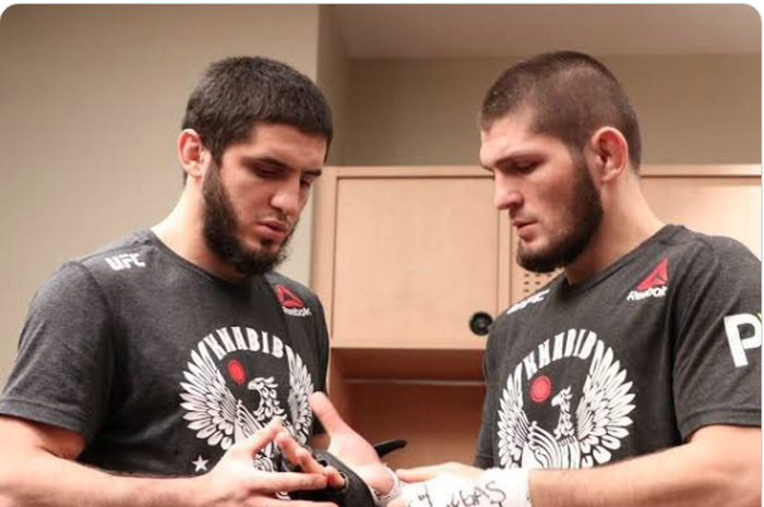 Dua petarung UFC, Islam Makhachev (kiri) dan Khabib  Nurmagomedov.