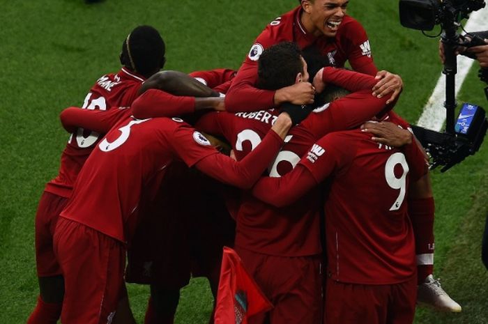 Para pemain Liverpool merayakan gol Mohamed Salah saat Liverpool berhasil menekuk Tottenham Hotspur