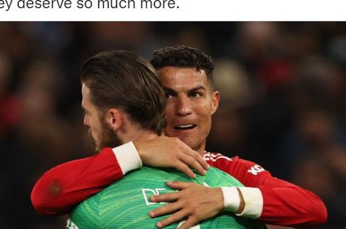 Dua pilar Manchester United saat menghadapi Chelsea, Cristiano Ronaldo berpelukan dengan David de Gea.