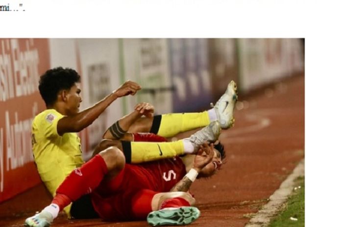 Momen Doan Van Hau sebelum tubuhnya diinjak Azmi di laga Vietnam vs Malaysia pada Piala AFF 2022, Selasa (27/12/2022). Wasit Ryuji Sato pun memberikan kartu merah kepada Azmi dan hadiah penalti ke Vietnam.