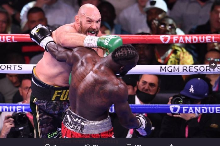 Tyson Fury meng-KO Deontay Wilder setelah sempat roboh dua kali dalam pertarungan yang berlangsung pada 9 Oktober 2021 di Las Vegas.