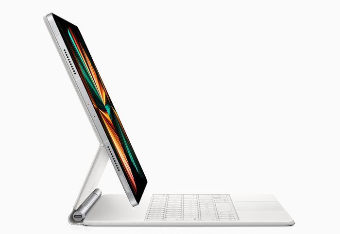iPad Pro 2021 dengan Magic Keyboard dan Apple Pencil.