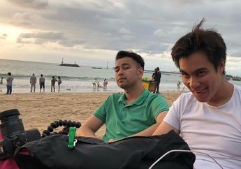 Tampil Bak Wanita, Intip Penampilan Raffi Ahmad dan Baim Wong Saat Dipakaikan Lipstik Oleh Pramugari Pesawat, Kocak!