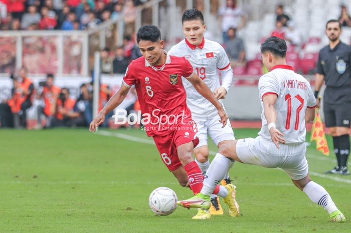 Marselino Ferdinan membawa bola saat semifinal Piala AFF 2022 antara timnas Indonesia vs Vietnam di Stadion Utama Gelora Bung Karno, Senayan, Jakarta, Jumat (6/1/2023).