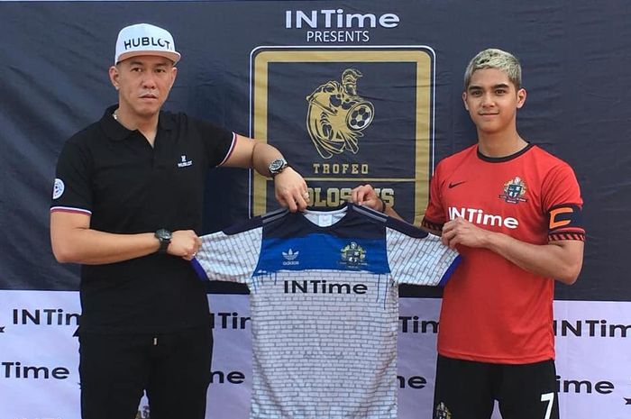 Al Ghazali (kanan) dalam acara peluncuran Jersey Colossus FC