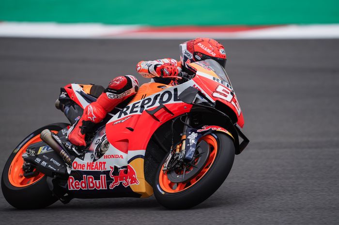 Pembalap MotoGP, Marc Marquez tengah beraksi di trek.