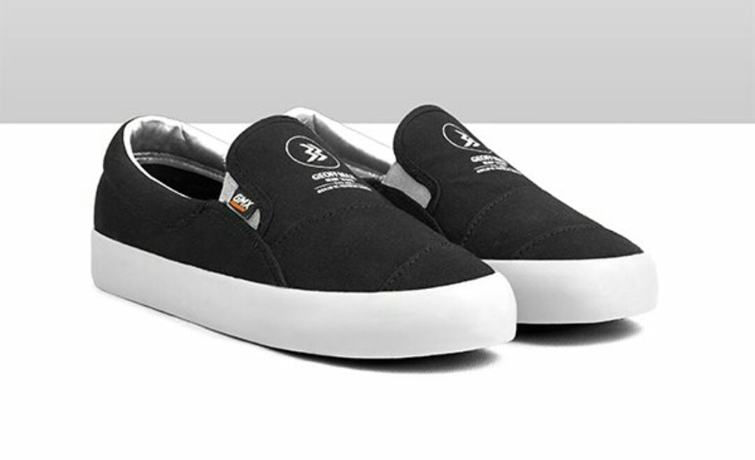sepatu slip on