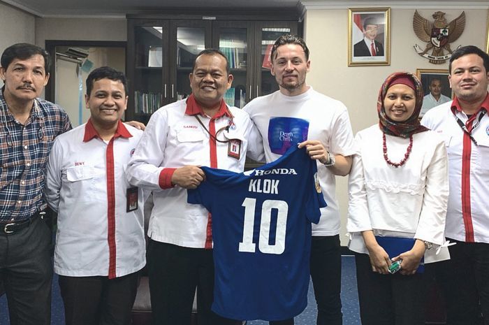 Pemain PSM Makassar, Marc Klok saat bertandang ke Kantor Menteri Pemuda dan Olahraga (Kemenpora), pada Senin (22/7/2019).