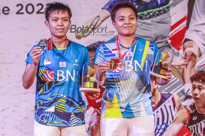 Pasangan ganda putri Indonesia, Siti Fadia Silva Ramadhanti dan Apriyani Rahayu, berpose dengan medali setelah menjadi runner-up Indonesia Masters 2022.