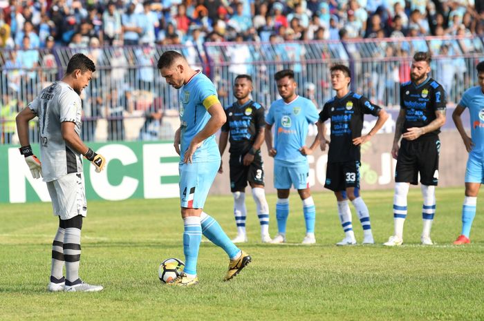 Laha antara Persela Lamongan dan Persib Bandung di Stadion Surajaya, Lamongan pada 1 Desember 2019. Laga ini berakhir imbang 1-1