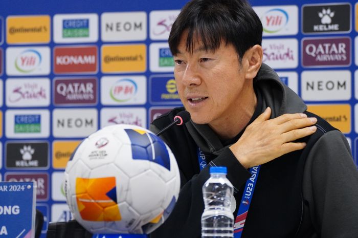 Shin Tae-yong hadir di konferensi pers jelang semifinal Piala Asia U-23 2024 antara timnas U-23 Indonesia Vs Uzbekistan,  Minggu (28/4/2024)